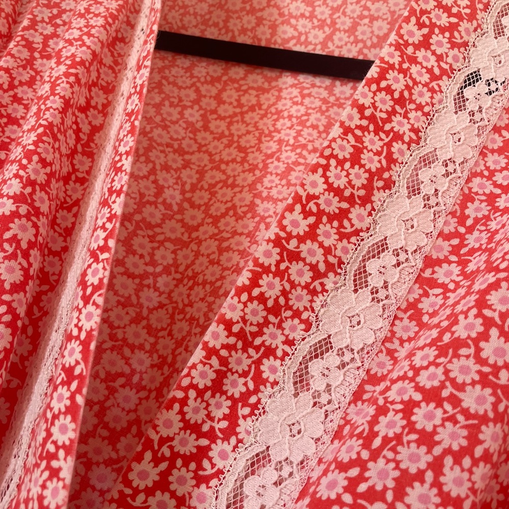 1970s Vintage Red Floral Lace Trim Robe - Picture 2 of 6